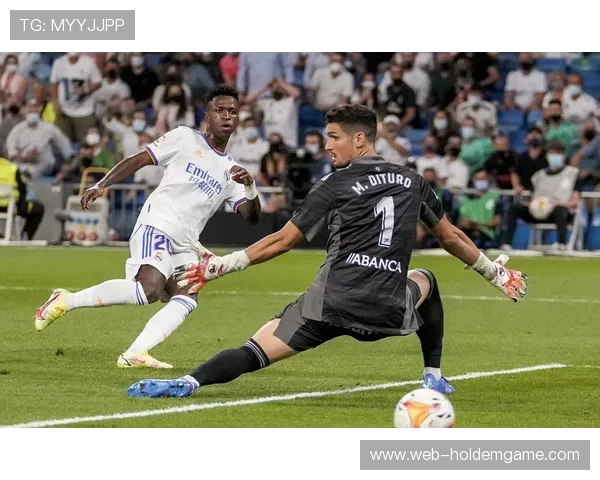 维尼修斯单刀被吹引争议，VAR介入凸显战术执行细节