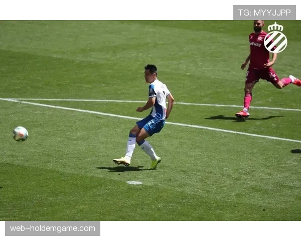 特写：意大利三垒手飞身扑救关键球，赛后缝针无碍出战